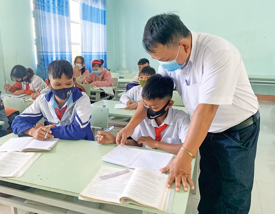  Thầy Vũ Văn Tùng dạy dỗ học trò bằng tất cả tình yêu thương của mình. Ảnh: Vũ Chi