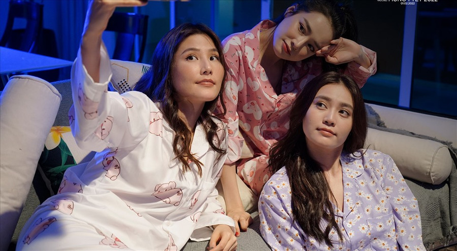 Trong phim điện ảnh 1990, những góc khuất phía sau cuộc sống tưởng như bình dị của Linh Lan (Ninh Dương Lan Ngọc) và Nhã Ca (Nhã Phương) được hé lộ. Phim lấy một phần từ cuộc sống của họ. Trong phim điện ảnh 1990, những góc khuất phía sau cuộc sống tưởng như bình dị của Linh Lan (Ninh Dương Lan Ngọc) và Nhã Ca (Nhã Phương) được hé lộ. Phim lấy một phần từ cuộc sống của họ.