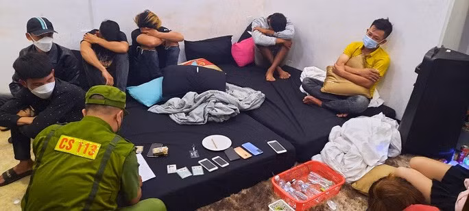 15 thanh niên nam, nữ tụ tập trong khách sạn chơi ma túy Ảnh: Công an Quảng Nam