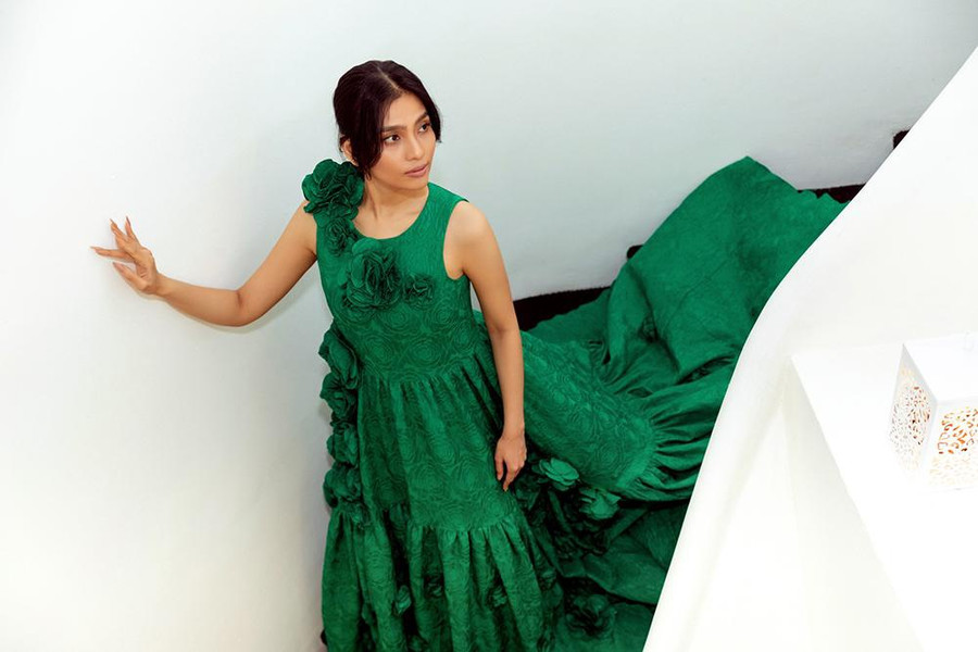 Á hậu Trương Thị May chọn bộ váy dài quét đất. Ảnh: BTC