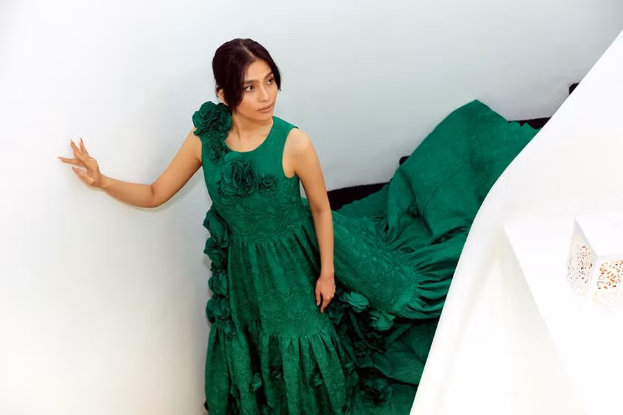 Á hậu Trương Thị May chọn bộ váy dài quét đất. Ảnh: BTC