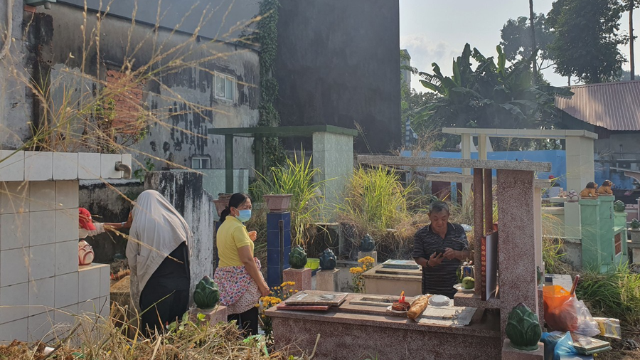 Phong tục tảo mộ cuối năm của người Việt là một phong tục đẹp, để con cháu cùng nhớ về tổ tiên. Ảnh: Bảo Vy