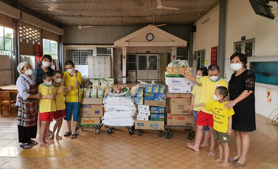 Tặng quà tết cho trẻ khuyết tật, trẻ nhiễm chất độc màu da cam tại cơ sở nuôi dưỡng, bảo trợ trẻ em khuyết tật Thiên Phước. Ảnh: Văn Tiệp