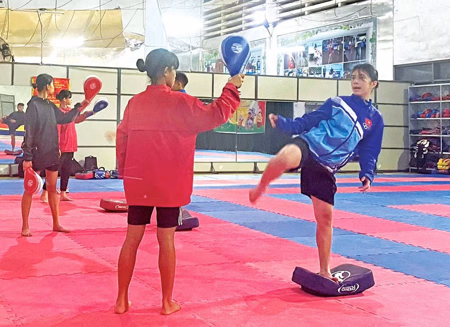 Vận động viên Võ Nhật Hà Tiên (áo xanh) trong một buổi tập. Ảnh: Hà Phương