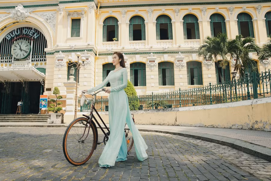 Áo dài xanh truyền thống và áo dài cách tân giúp cô khoe vẻ gợi cảm mà không kém phần nữ tính. Người đẹp tiết lộ cô thường chọn áo dài cho những dịp quan trọng. Đối với cô đó là trang phục đẹp nhất, yêu kiều của phụ nữ Việt. Ảnh: NVCC