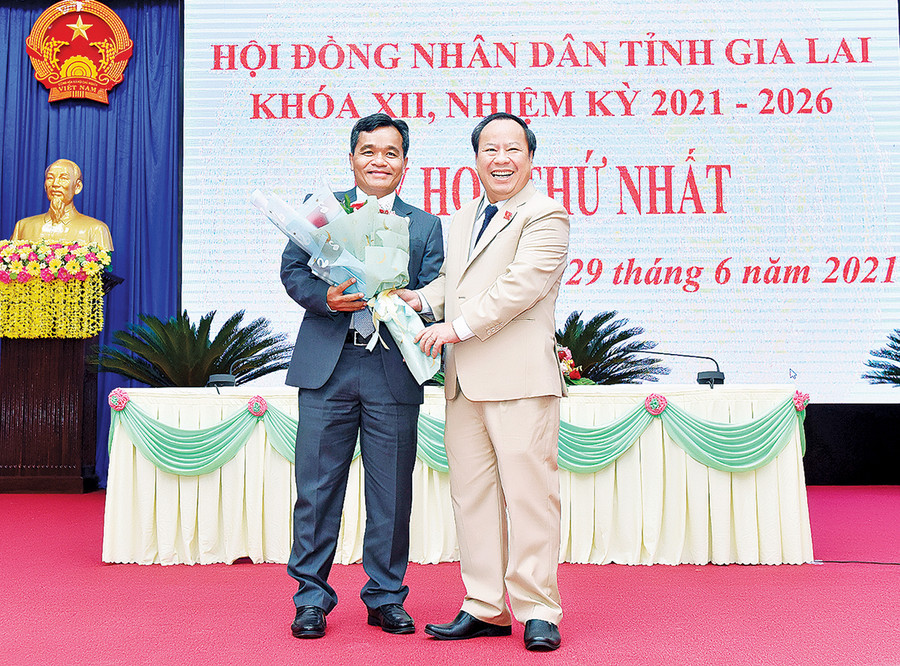 Phó Bí thư Thường trực Tỉnh ủy, Trưởng đoàn đại biểu Quốc hội tỉnh, Chủ tịch HĐND tỉnh khóa XI Châu Ngọc Tuấn (bìa phải) tặng hoa chúc mừng Ủy viên Ban Chấp hành Trung ương Đảng, Bí thư Tỉnh ủy Hồ Văn Niên được bầu giữ chức Chủ tịch HĐND tỉnh khóa XII. Ảnh: Đức Thụy