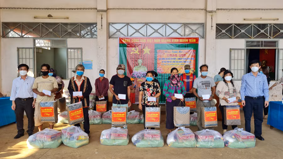 Chủ tịch UBND TP. Pleiku Đỗ Việt Hưng trao quà của Bí thư Tỉnh ủy cho người dân làng Ngó (phường Trà Bá, TP. Pleiku). Ảnh: Bá Bính