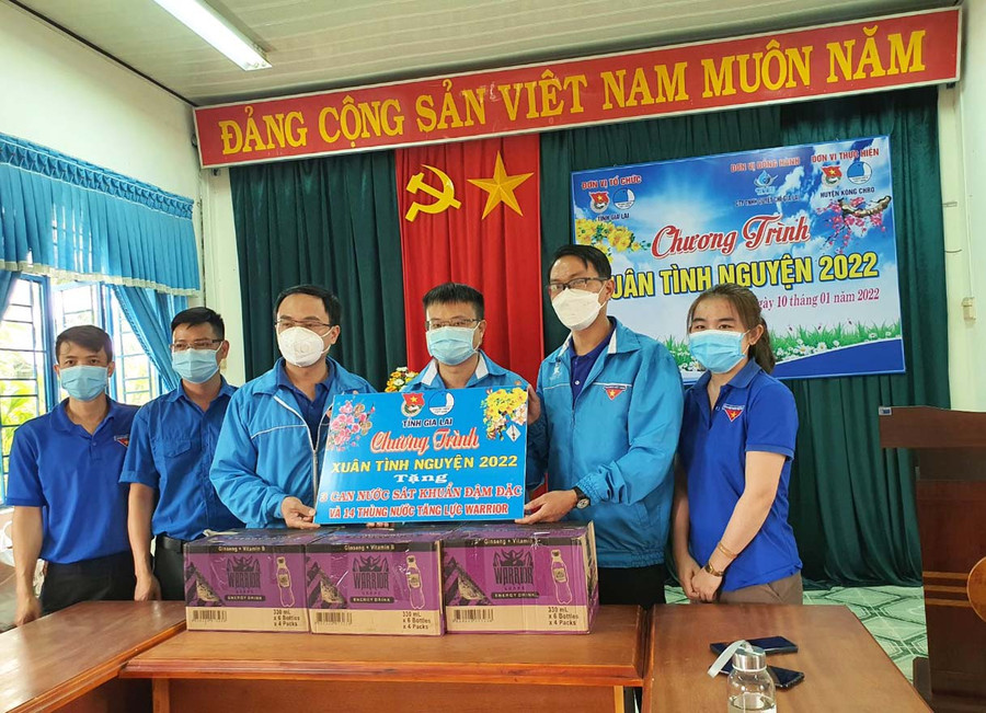 Tỉnh Đoàn, Hội Liên hiệp Thanh niên Việt Nam tỉnh phối hợp các đơn vị tặng quà cho các tổ chức Đoàn ở huyện Kông Chro