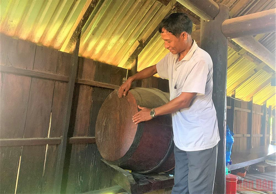 Nhiều chiếc trống cổ được làm bằng da trâu, da voi, được bà con buôn M’liêng gìn giữ cho đến ngày nay. 