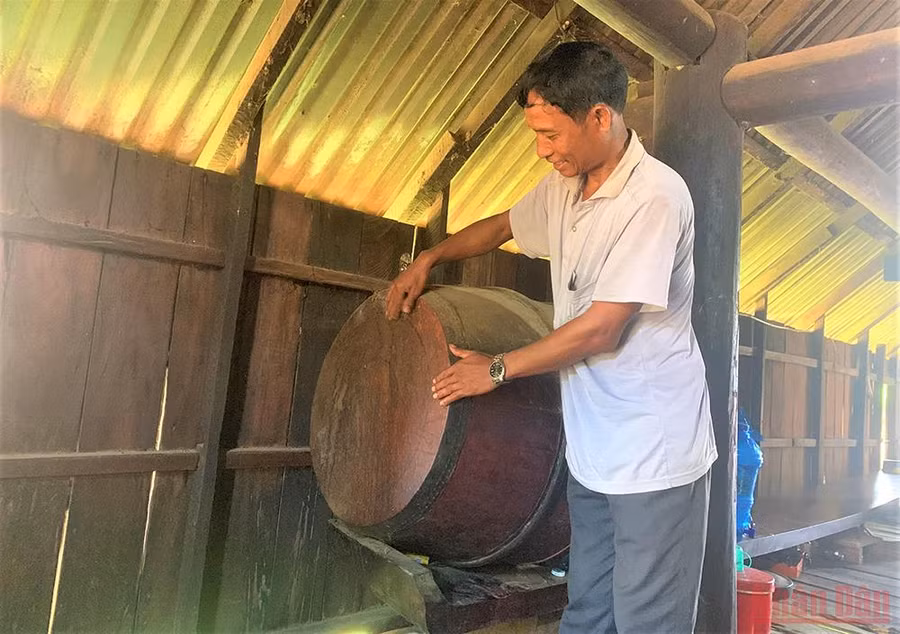 Nhiều chiếc trống cổ được làm bằng da trâu, da voi, được bà con buôn M’liêng gìn giữ cho đến ngày nay. 