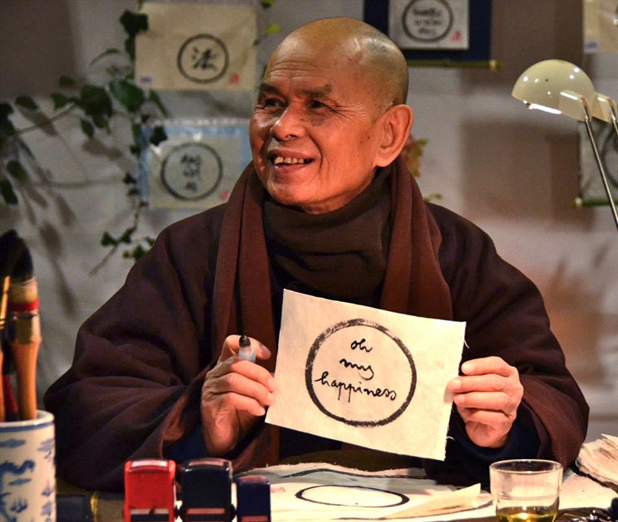 Thiền sư Thích Nhất Hạnh viết thư pháp năm 2013. Ảnh: Làng Mai Thiền sư Thích Nhất Hạnh viết thư pháp năm 2013. Ảnh: Làng Mai