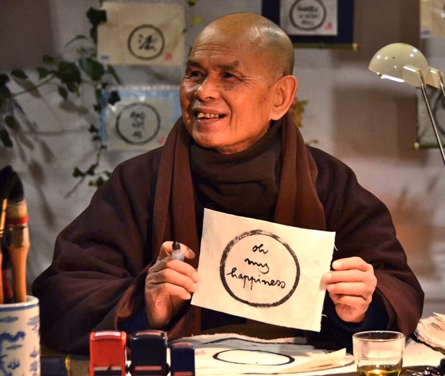 Thiền sư Thích Nhất Hạnh viết thư pháp năm 2013. Ảnh: Làng Mai