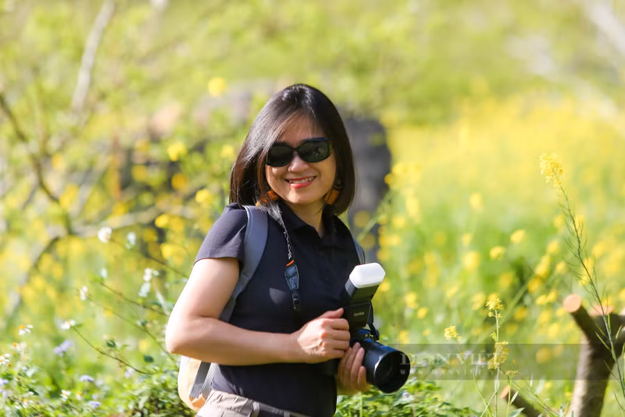 Cung đường đầy hoa thu hút rất nhiều khách du lịch đến khám phá và chụp ảnh checkin, lưu giữ những kỷ niệm.