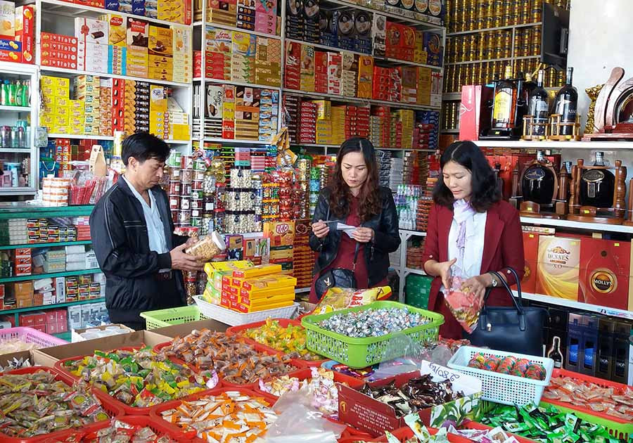 Các đoàn kiểm tra đồng loạt ra quân đảm bảo ATTP trong dịp Tết Nguyên đán. Ảnh: N.N