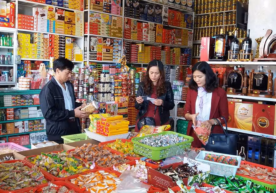 Các đoàn kiểm tra đồng loạt ra quân đảm bảo ATTP trong dịp Tết Nguyên đán. Ảnh: N.N