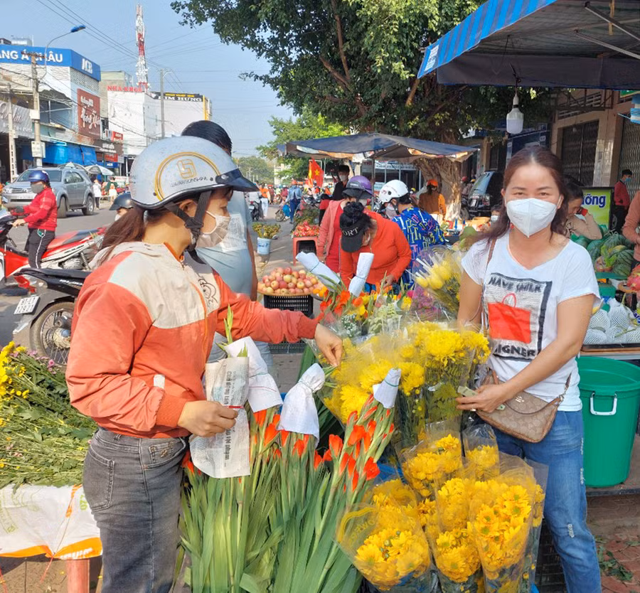 Đường Lê Hồng Phong thị xã Ayun Pa đông đảo người dân đi sắm Tết. Ảnh: Trần Đức