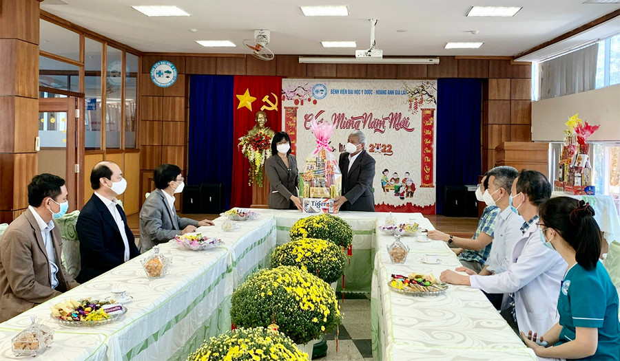 Phó Chủ tịch UBND tỉnh Nguyễn Thị Thanh Lịch thăm, tặng quà cán bộ, nhân viên y tế Bệnh viện Đại học Y dược-Hoàng Anh Gia Lai dịp Tết Nhâm Dần 2022. Ảnh: Như Nguyện Phó Chủ tịch UBND tỉnh Nguyễn Thị Thanh Lịch thăm, tặng quà cán bộ, nhân viên y tế Bệnh viện Đại học Y dược Hoàng Anh Gia Lai dịp Tết Nhâm Dần 2022. Ảnh: Như Nguyện