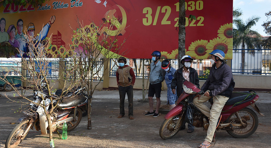 Anh Rơ Mah Đáp (làng Blang 1, xã Ia Dêr, huyện Ia Grai) bày bán những nhánh mai vừa tìm được từ trong rừng về. Ảnh: Hà Phương Anh Rơ Mah Đáp bày bán những nhánh mai vừa tìm được từ trong rừng về. Ảnh: Hà Phương