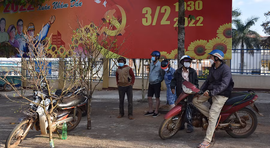  Anh Rơ Mah Đáp bày bán những nhánh mai vừa tìm được từ trong rừng về. Ảnh: Hà Phương