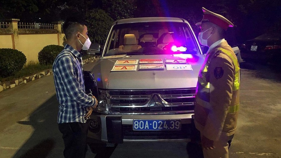 Chiếc xe gắn biển xanh 80A giả cùng nhiều phù hiệu ưu tiên. Ảnh: Công an cung cấp