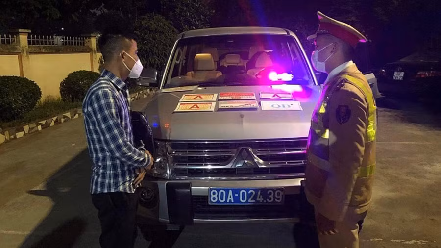 Chiếc xe gắn biển xanh 80A giả cùng nhiều phù hiệu ưu tiên. Ảnh: Công an cung cấp