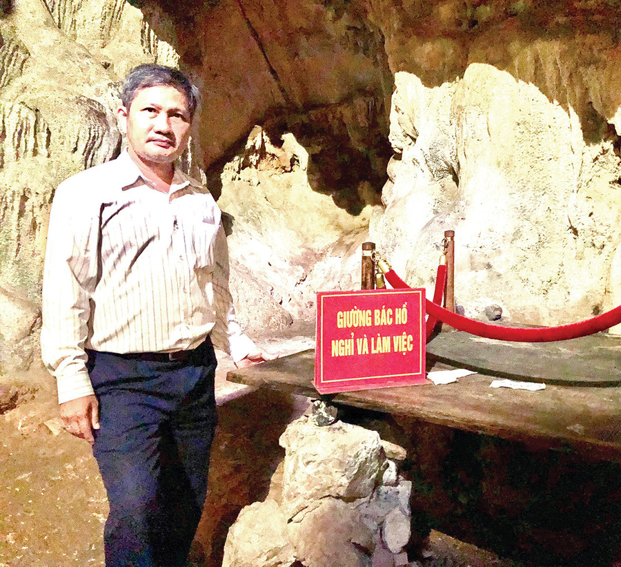 Tác giả bên chiếc giường Bác Hồ nghỉ và làm việc. Ảnh: Lê Văn Nhung Tác giả bên chiếc giường Bác Hồ nghỉ và làm việc. Ảnh: Lê Văn Nhung