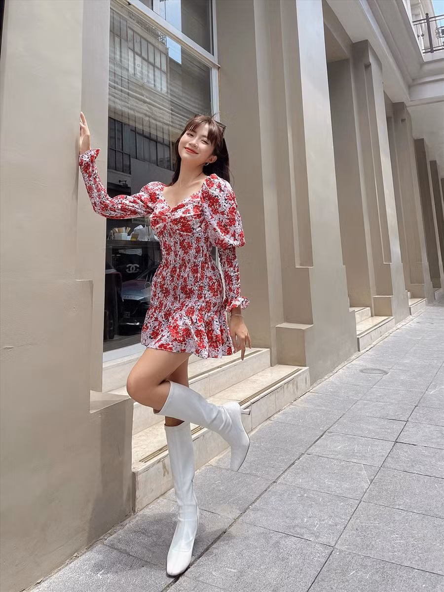 “Thương ngày nắng về” là dự án đầu tiên mà Ngọc Huyền chạm ngõ diễn xuất. Sở hữu gương mặt xinh đẹp, thuần khiết, đôi mắt to tròn cùng nụ cười rạng rỡ nên trước đó, nữ diễn viên sinh năm 1999 từng là gương mặt người mẫu ảnh, quảng cáo quen thuộc. Ảnh: NVCC. 