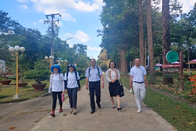 Đi bộ trong không gian thanh bình.