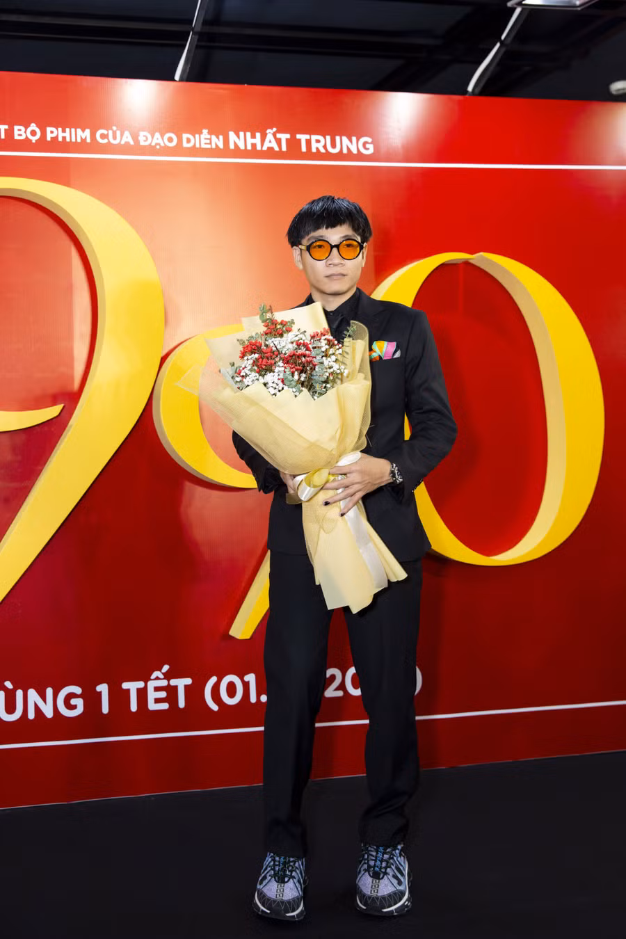 Rapper Wowy tranh thủ thời gian đến sớm để chúc mừng đoàn phim 1990 dù vướng lịch trình chung kết Rap Việt mùa 2. Anh là người thể hiện ca khúc chủ đề cho bộ phim. Ảnh: BTC