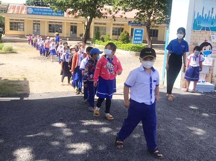 Học sinh Trường Tiểu học Nguyễn Văn Trỗi xếp thành hàng ra về. Ảnh: Vũ Chi Học sinh Trường Tiểu học Nguyễn Văn Trỗi xếp thành hàng ra về. Ảnh: Vũ Chi
