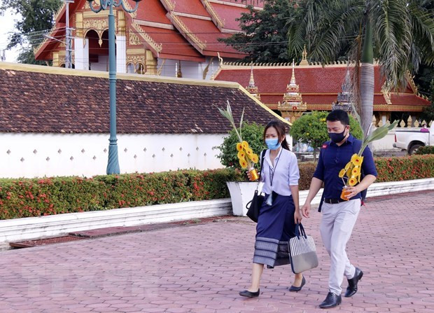 Người dân Lào đeo khẩu trang phòng, chống dịch COVID-19 tại Vientiane. (Ảnh: TTXVN) Người dân Lào đeo khẩu trang phòng, chống dịch COVID-19 tại Vientiane. (Ảnh: TTXVN)