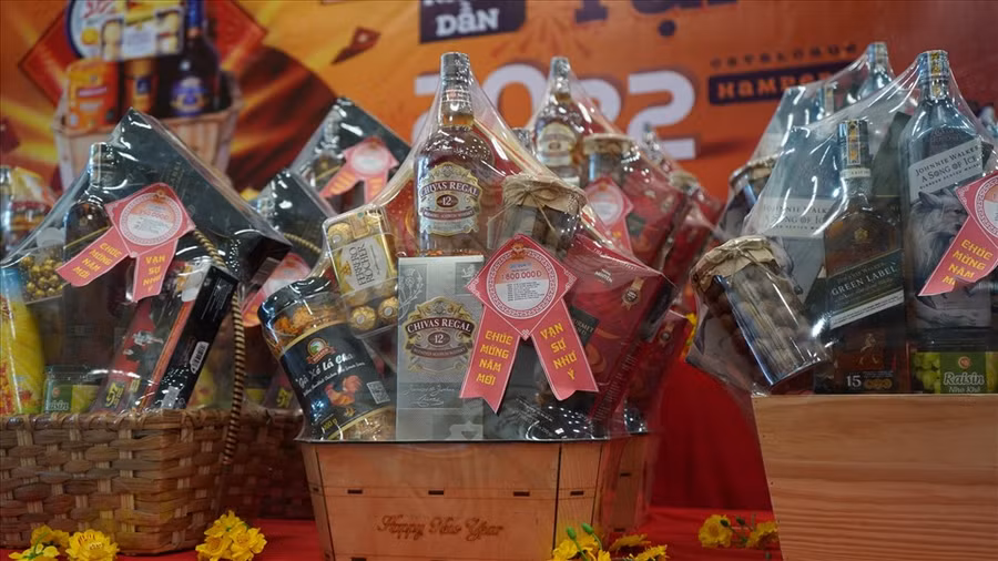 Những giỏ quà Tết được trang trí bắt mắt nhằm thu hút khách hàng. Ảnh: Bạch Cúc.