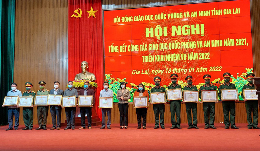  Trao tặng bằng khen cho các tập thể có thành tích xuất sắc trong thực hiện nhiệm vụ giáo dục QP-AN trên địa bàn tỉnh. Ảnh: Vĩnh Hoàng