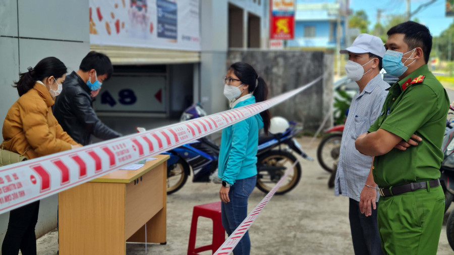 Lực lượng chức năng lấy thông tin y tế các trường hợp liên quan tới dịch Covid-19 tại tại tổ 7 (phường Thắng Lợi, TP. Pleiku). Ảnh: Bá Bính Lực lượng chức năng lấy thông tin y tế các trường hợp liên quan tới dịch Covid-19 tại tại tổ 7 (phường Thắng Lợi, TP. Pleiku). Ảnh: Bá Bính