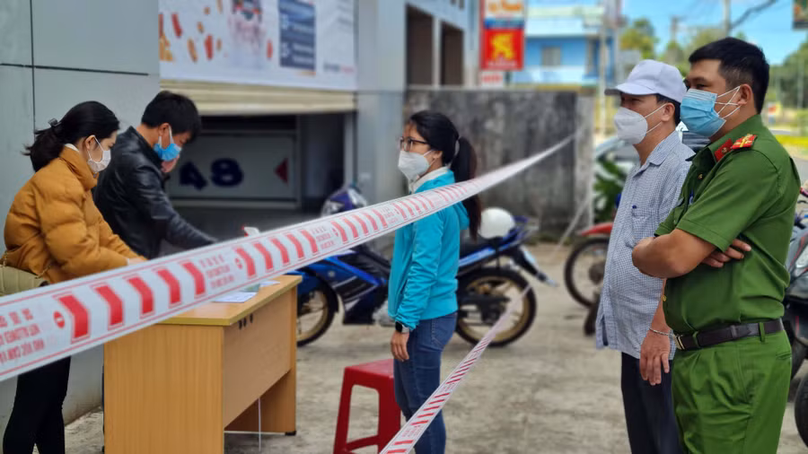 Lực lượng chức năng lấy thông tin y tế các trường hợp liên quan tới dịch Covid-19 tại tại tổ 7 (phường Thắng Lợi, TP. Pleiku). Ảnh: Bá Bính