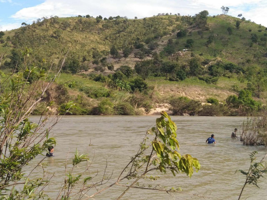 Lực lượng chức năng phối hợp với người dân địa phương hiện vẫn đang nỗ lực tìm kiếm nạn nhân.Ảnh.Huỳnh Thúy