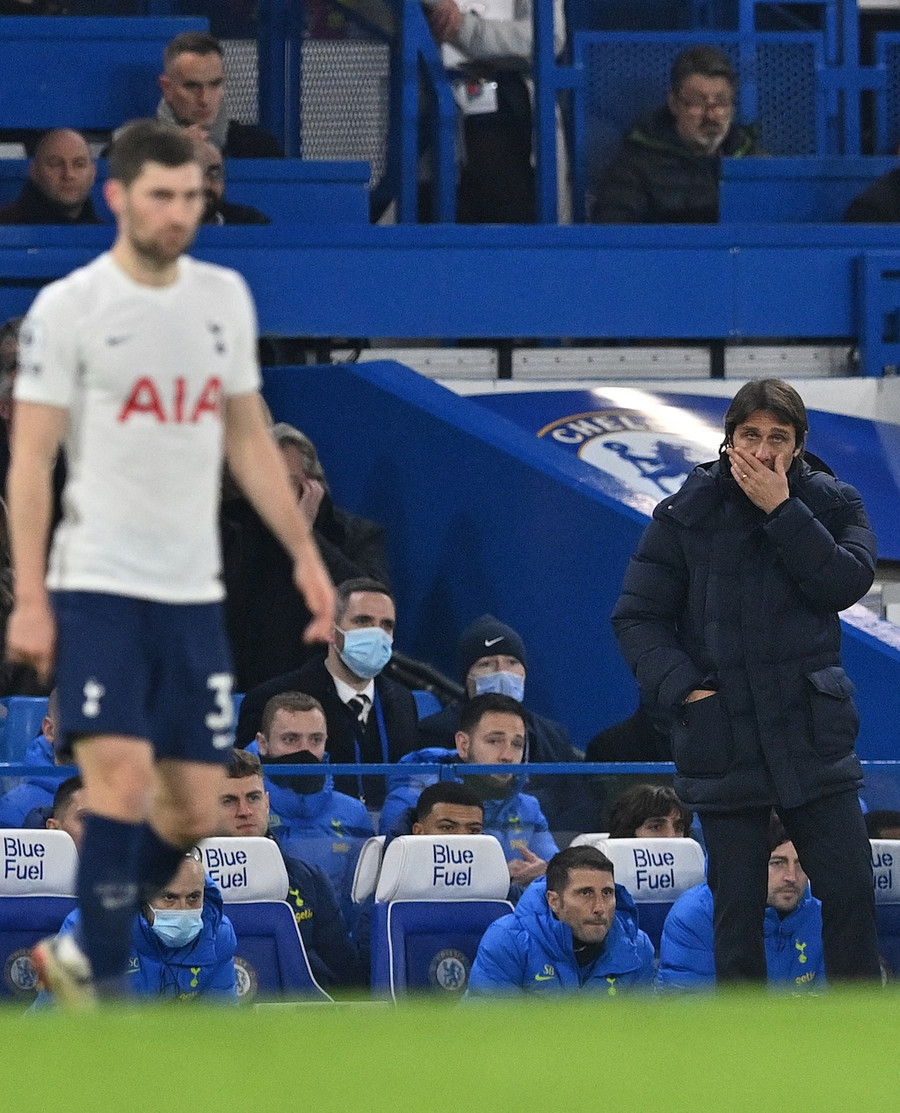 Nỗi thất vọng của HLV Conte và Tottenham. Ảnh: AFP