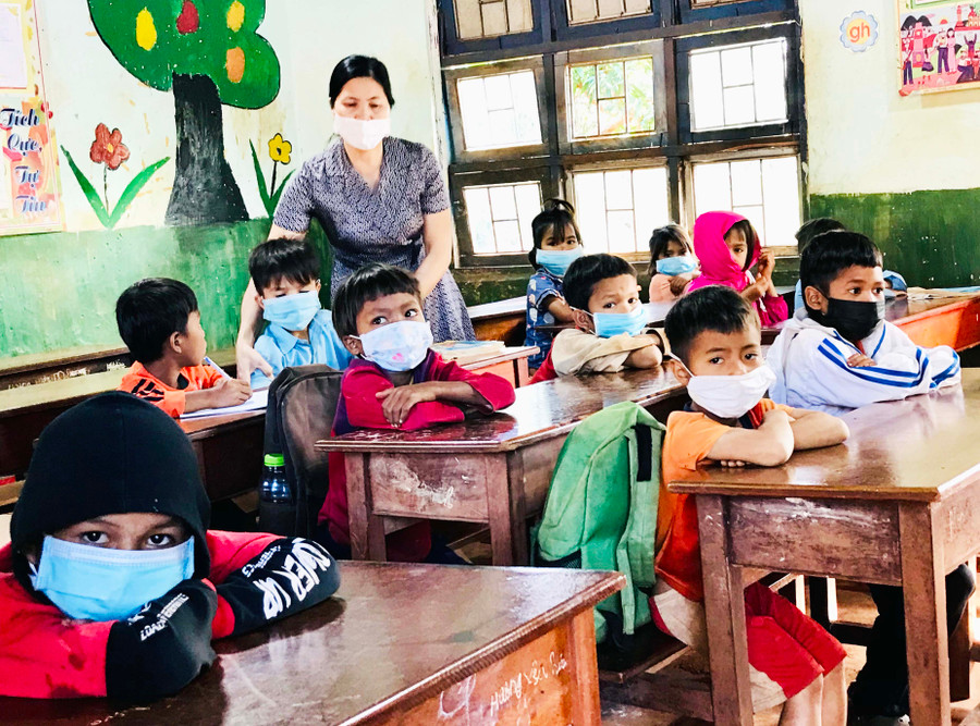 Cô và trò Trường Tiểu học Bùi Thị Xuân (xã Kông Htok, huyện Chư Sê) trong 1 giờ học. Ảnh: Đoàn Minh Phụng Cô và trò Trường Tiểu học Bùi Thị Xuân (xã Kông Htok, huyện Chư Sê) trong 1 giờ học. Ảnh: Đoàn Minh Phụng