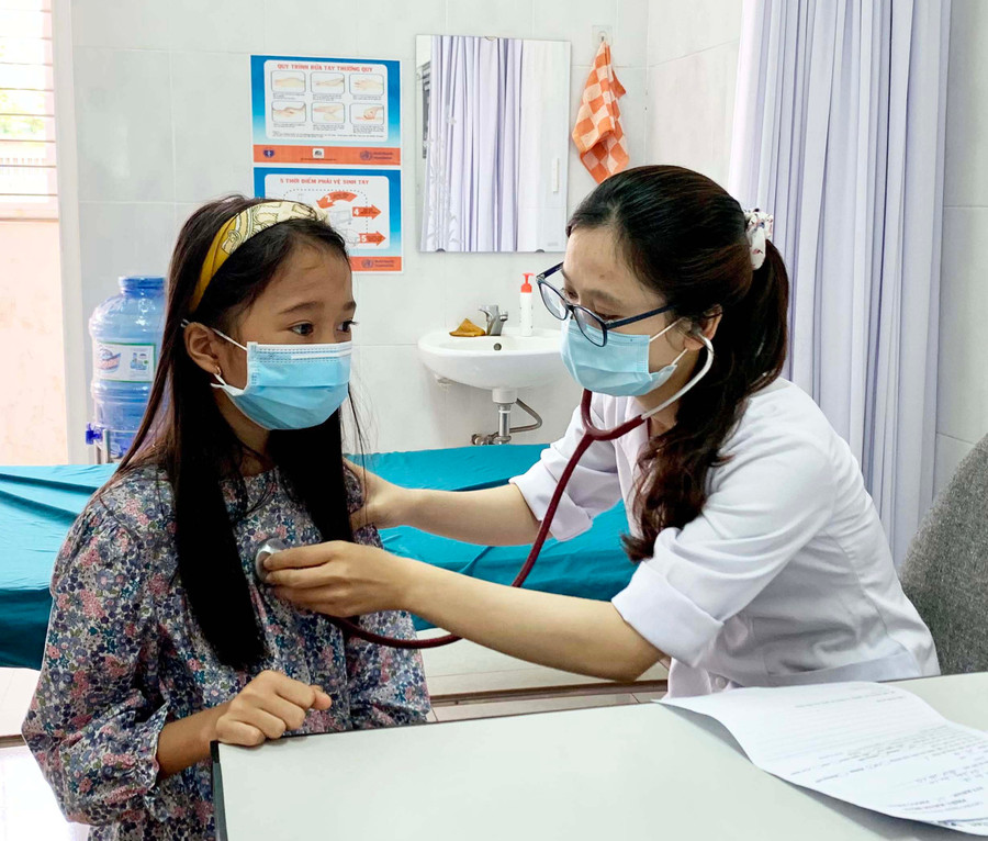 Tham gia BHYT, học sinh được chăm sóc sức khỏe và chia sẻ gánh nặng chi phí khám-chữa bệnh. Ảnh: Như Nguyện