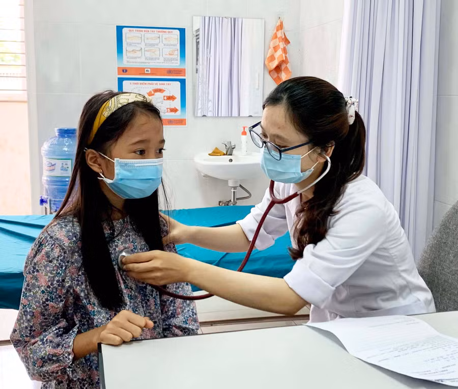 Tham gia BHYT, học sinh được chăm sóc sức khỏe và chia sẻ gánh nặng chi phí khám-chữa bệnh. Ảnh: Như Nguyện