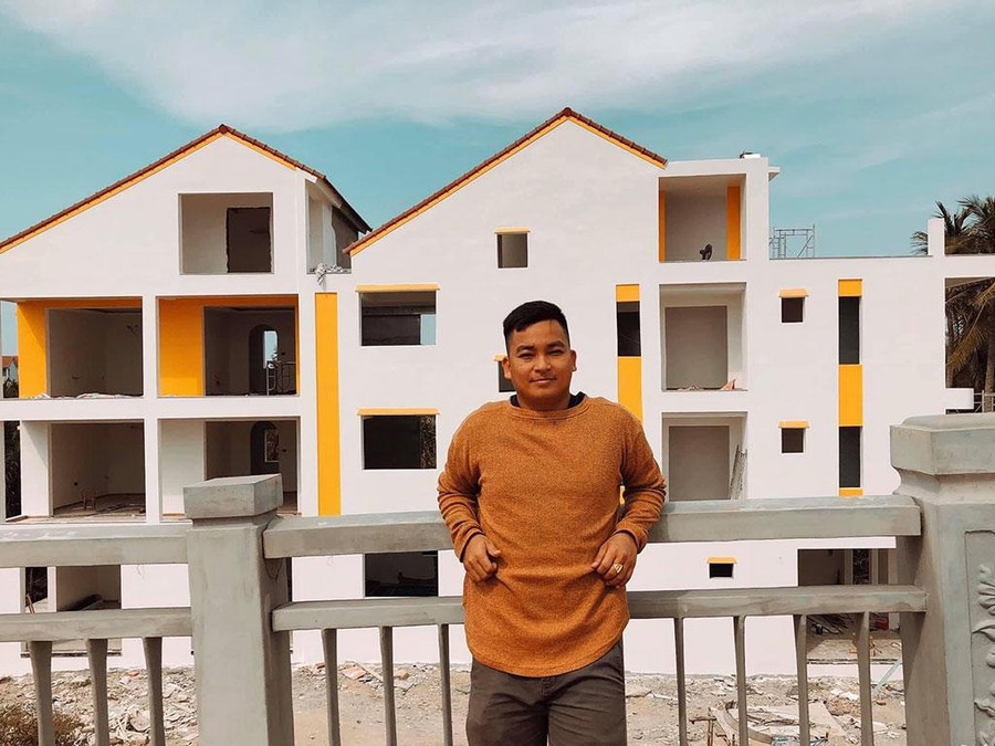 Văn Quân bên khách sạn đang xây dựng hồi đầu năm 2021. Ảnh: NVCC Văn Quân bên khách sạn đang xây dựng hồi đầu năm 2021. Ảnh: NVCC