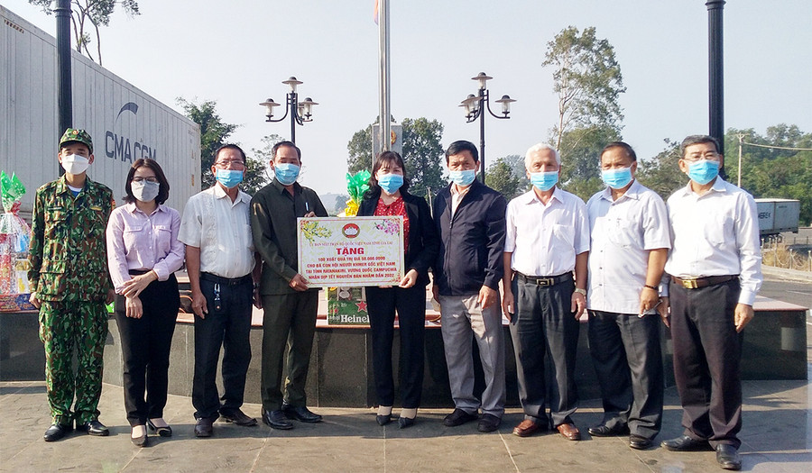  Phó Chủ tịch Uỷ ban MTTQ Việt Nam tỉnh Gia Lai (thứ 5 từ phải qua) tặng quà Tết cho Việt kiều nghèo tại tỉnh Ratanakiri. Ảnh: Lê Đại