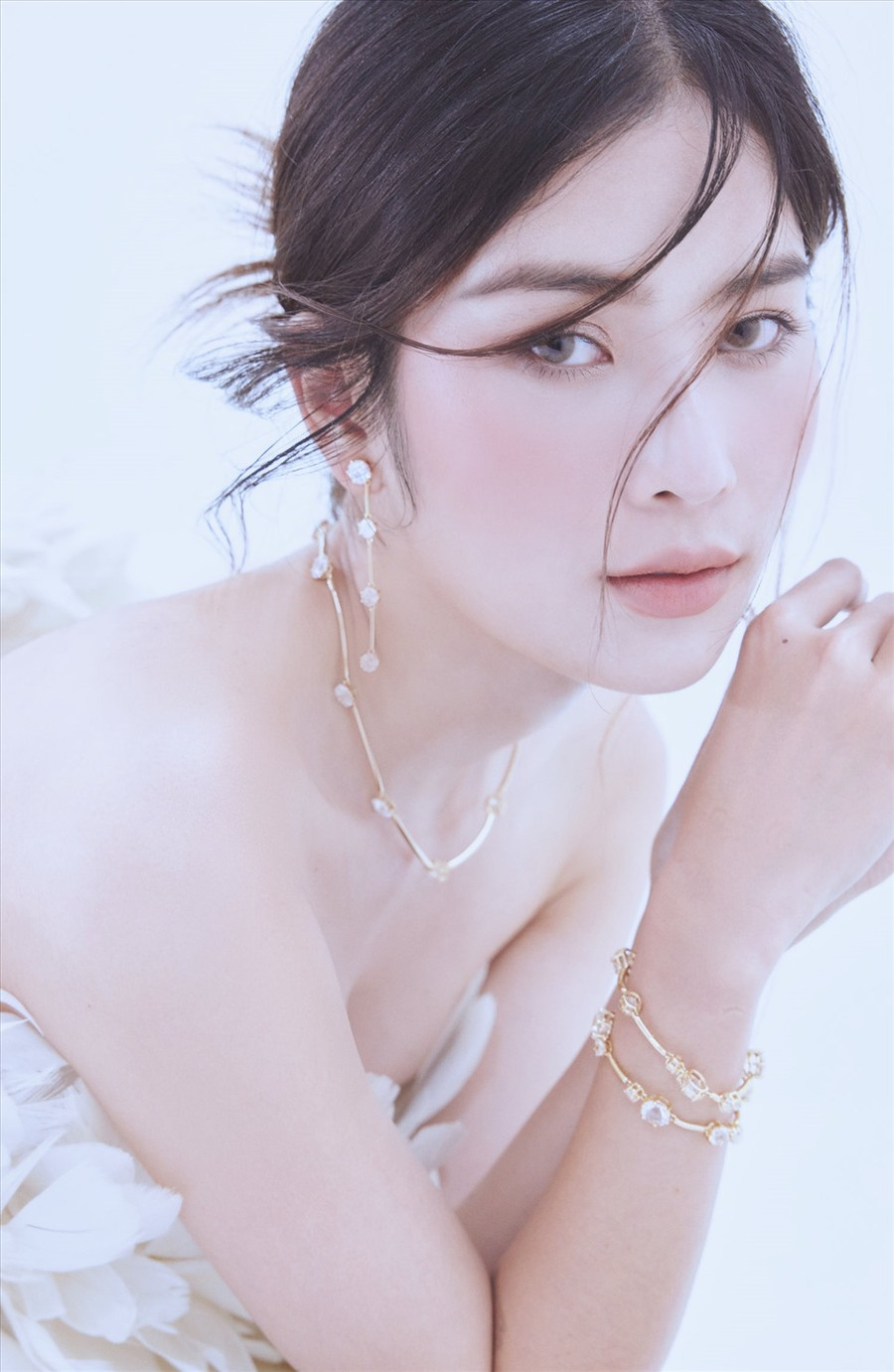 Trong bộ ảnh thời trang vừa thực hiện, Lệ Nam hóa thân thành “thiên nga trắng” vừa lộng lẫy vừa sang trọng. Hình ảnh thiên nga gợi chút gì đó ma mị và cuốn hút. Đây còn là biểu tượng của sự đẹp đẽ và sang trọng trong văn hóa dân gian của các quốc gia châu Âu.