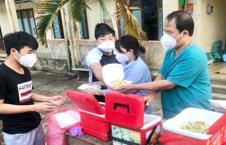 Nhân viên y tế và lực lượng tăng cường tại Bệnh viện dã chiến số 3 chuẩn bị bữa cơm chiều cho các bệnh nhân. Ảnh: Như Nguyện