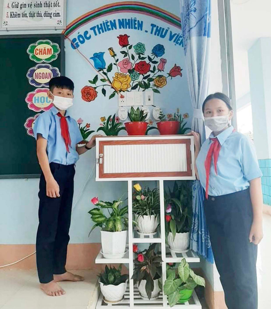 Góc thiên nhiên tại lớp 5.1 (Trường Tiểu học Lê Hồng Phong, xã Ia Trok) được thiết kế đẹp mắt, tạo không gian thân thiện. Ảnh: Vũ Chi