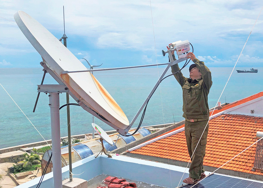 Bảo dưỡng trạm VSAT đảo Sinh Tồn. Ảnh: Vĩnh Hoàng