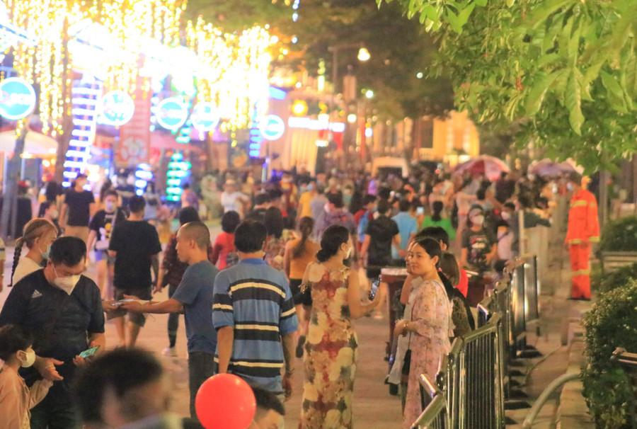 Chưa đến giờ khai mạc nhưng đông đảo người dân đã có mặt để chờ đợi sẵn. Ảnh: Cao An Biên