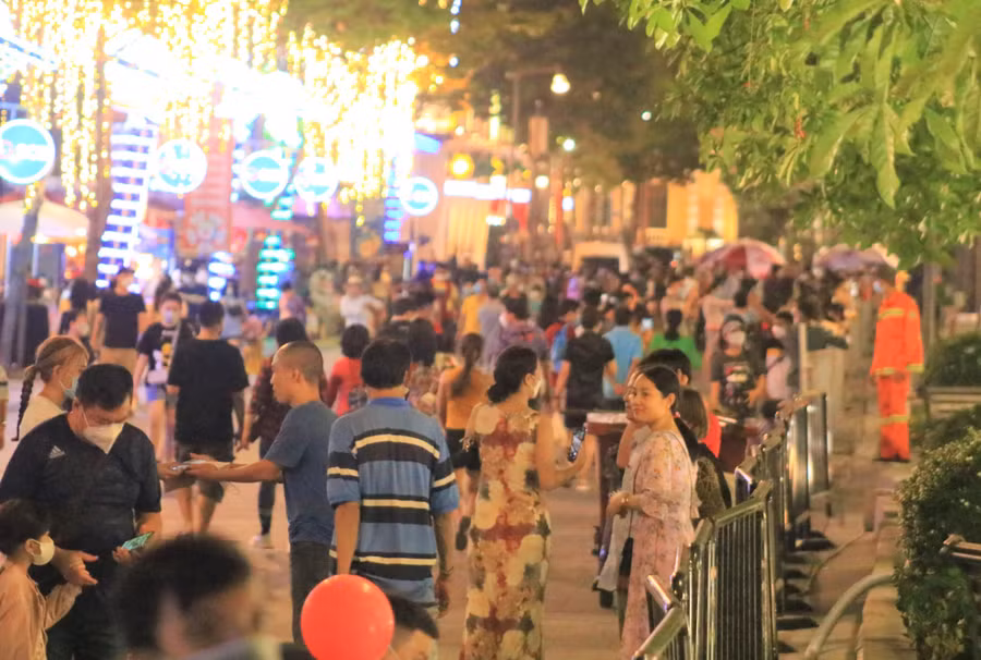 Chưa đến giờ khai mạc nhưng đông đảo người dân đã có mặt để chờ đợi sẵn. Ảnh: Cao An Biên