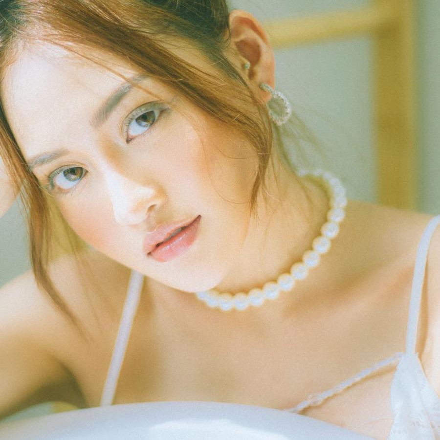 "Ngoài đời, tôi hay cười tươi vui vẻ, mạnh mẽ nhưng thực chất tôi là người nhút nhát" - Thùy Anh. Ảnh: NVCC