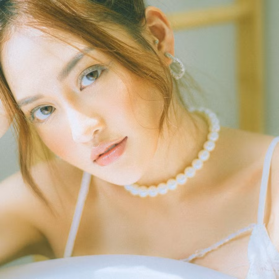 "Ngoài đời, tôi hay cười tươi vui vẻ, mạnh mẽ nhưng thực chất tôi là người nhút nhát" - Thùy Anh. Ảnh: NVCC